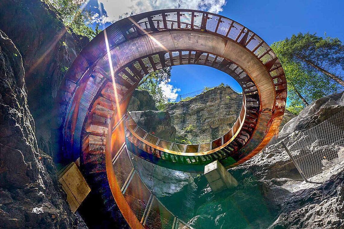 Wendeltreppenkonstruktion „Helix“ aus Stahl in der Liechtensteinklamm.