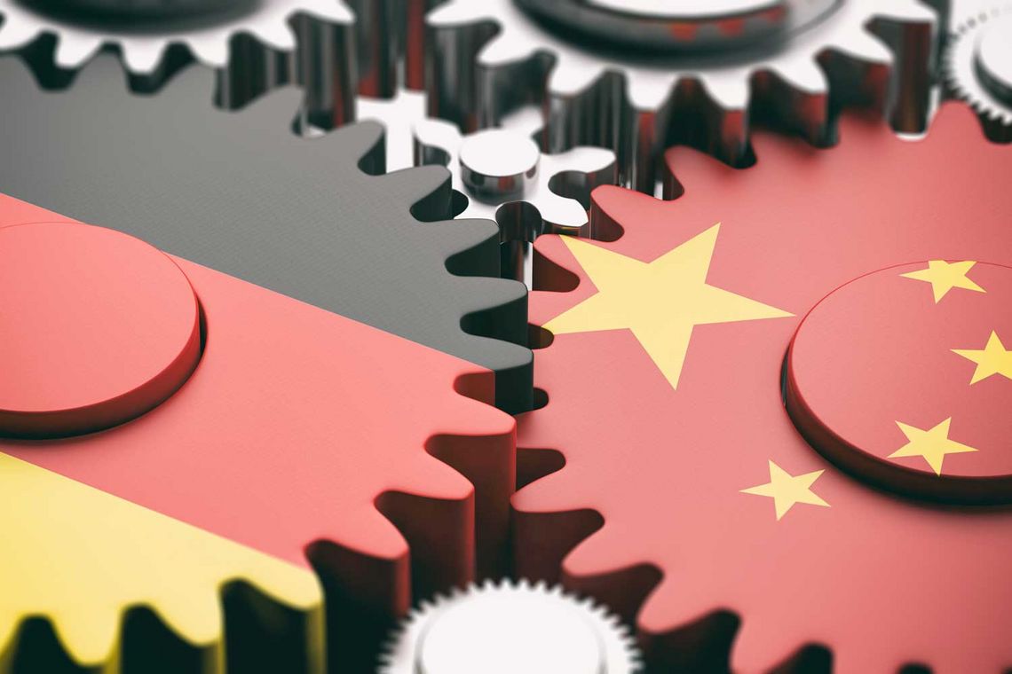 Zahnräder mit Deutschland und China Flaggen oben