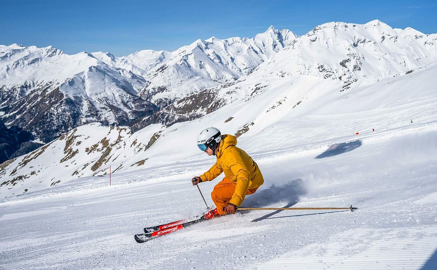 Skifahrer auf einer Piste im Skigebiet Großglockner-Heiligenblut