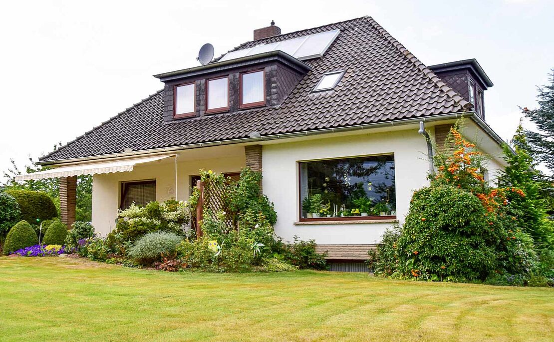 Einfamilienhaus aus dem Garten fotografiert