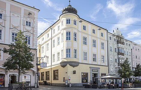 Gelbes Eckgebäude mit Türmchen