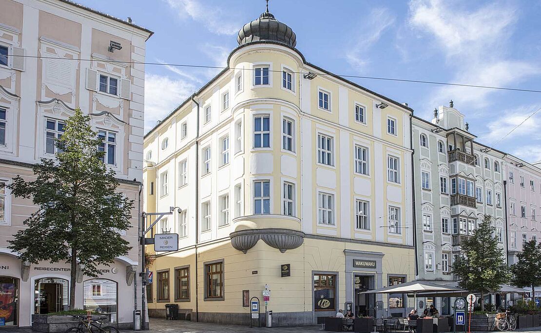 Gelbes Eckgebäude mit Türmchen