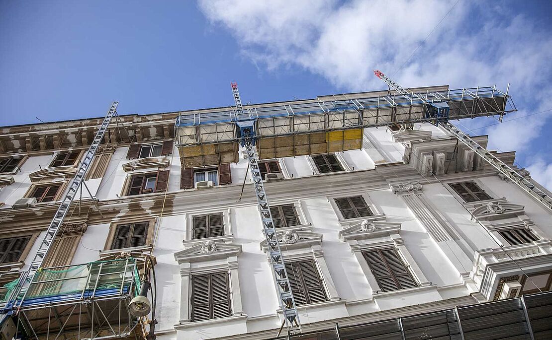 Eingerüstete Fassade eines Hauses