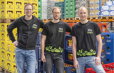 Gerald und Gunther Michl und Thomas Ecker vor vielen Getränkekisten