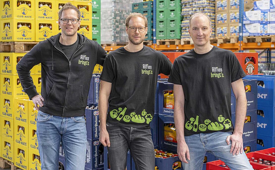 Gerald und Gunther Michl und Thomas Ecker vor vielen Getränkekisten