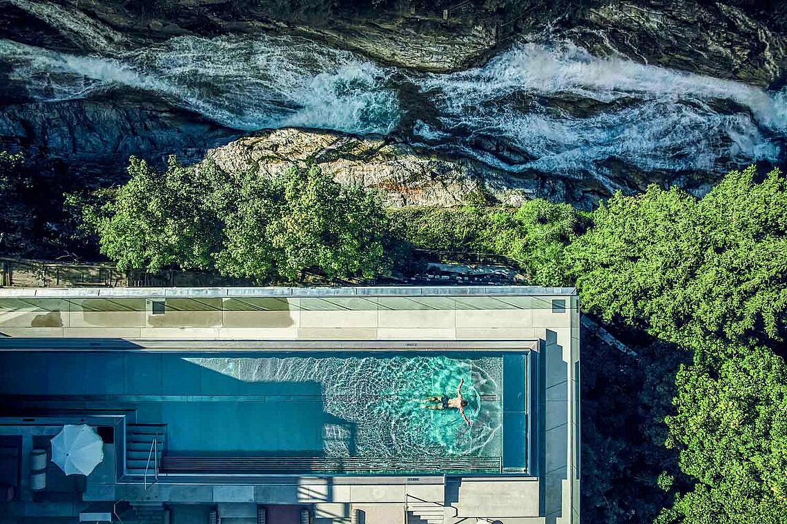 Außenpool A-ROSA Straubinger Grand Hotel in Bad Gastein und Wasserfall