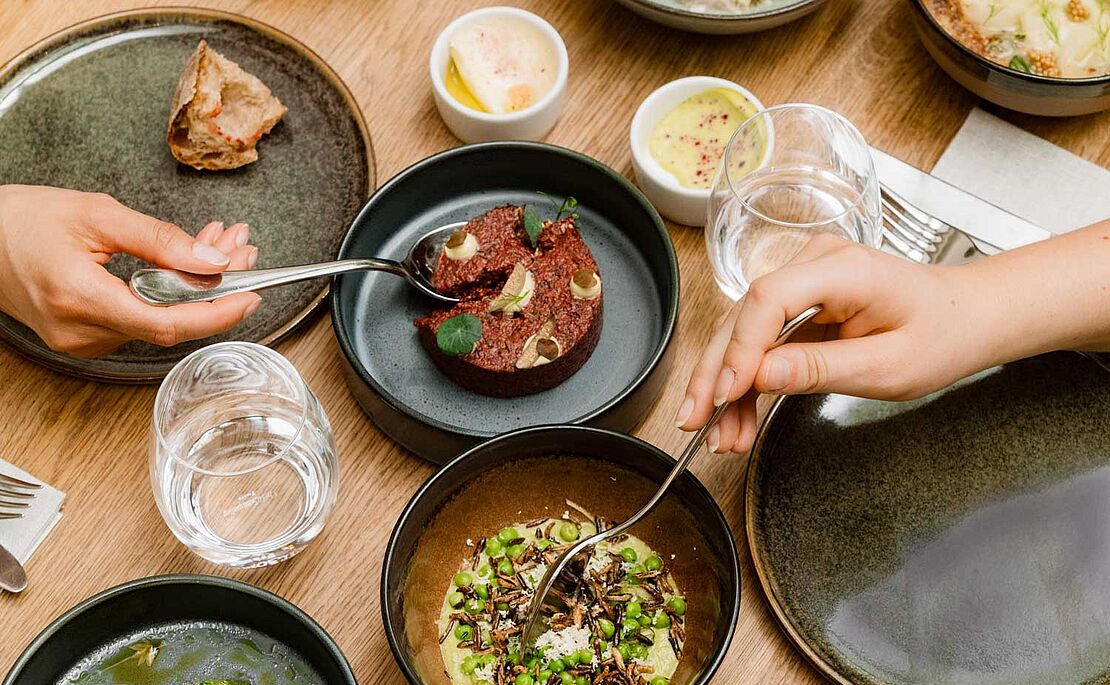 Verschiedene vegetarische Gerichte auf Tellern im Tian Bistro
