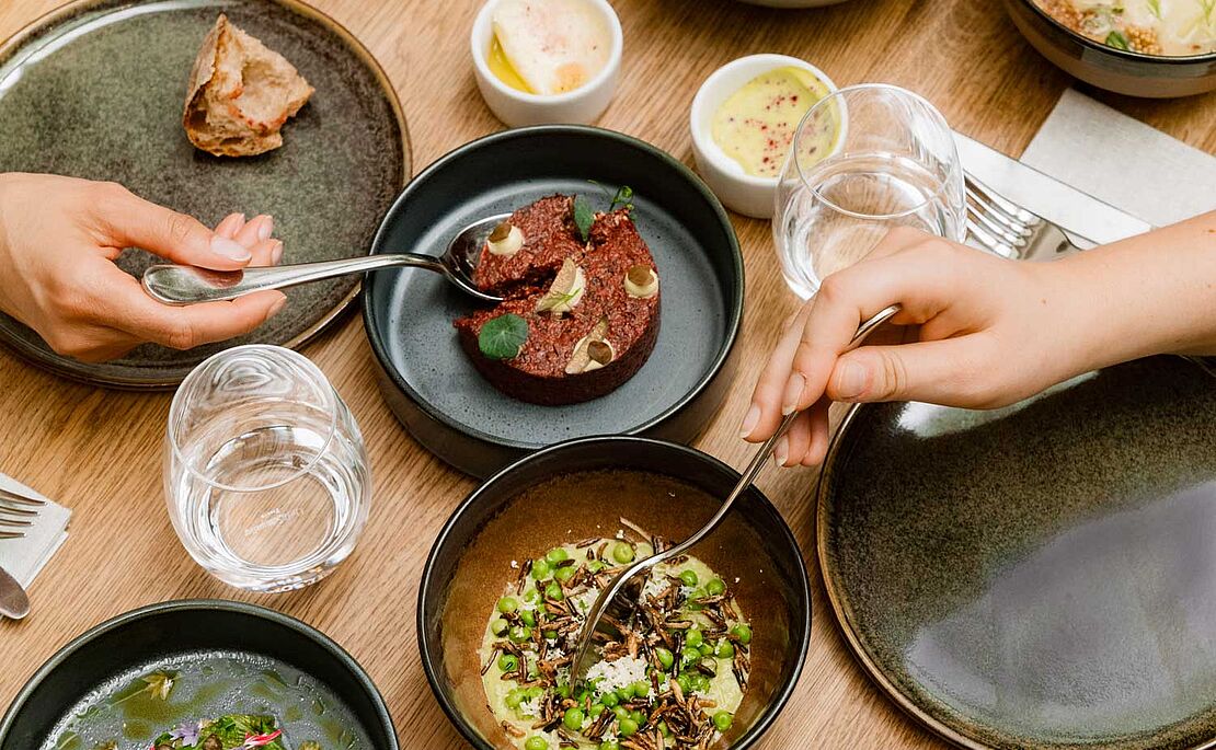 Verschiedene vegetarische Gerichte auf Tellern im Tian Bistro
