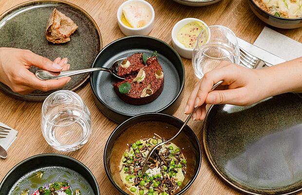 Verschiedene vegetarische Gerichte auf Tellern im Tian Bistro