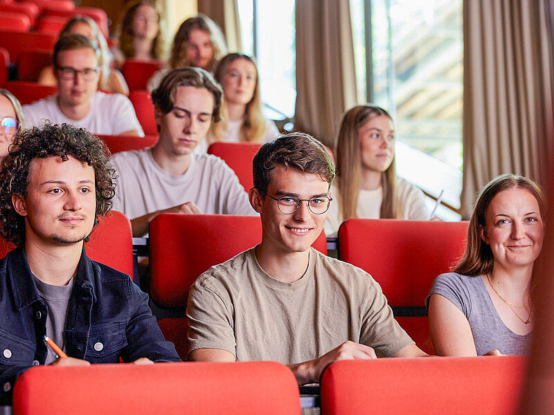 copyright FH OÖ Studenten der FH Oberösterreich sitzen im Saal