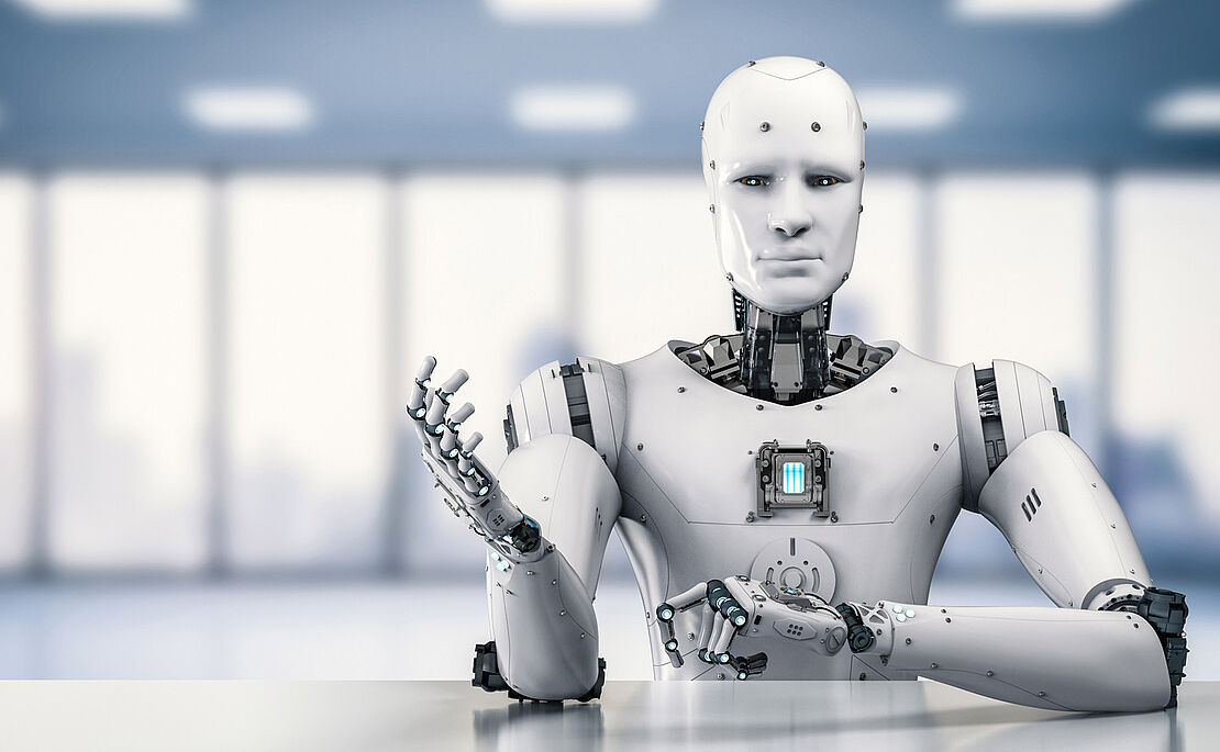 Humanoider Roboter sitzt am Tisch