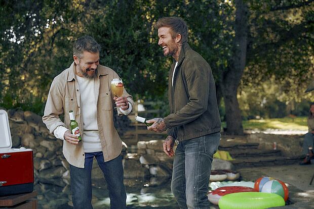 Matt Damon und David Beckham lachend während dem Werbespotdreh