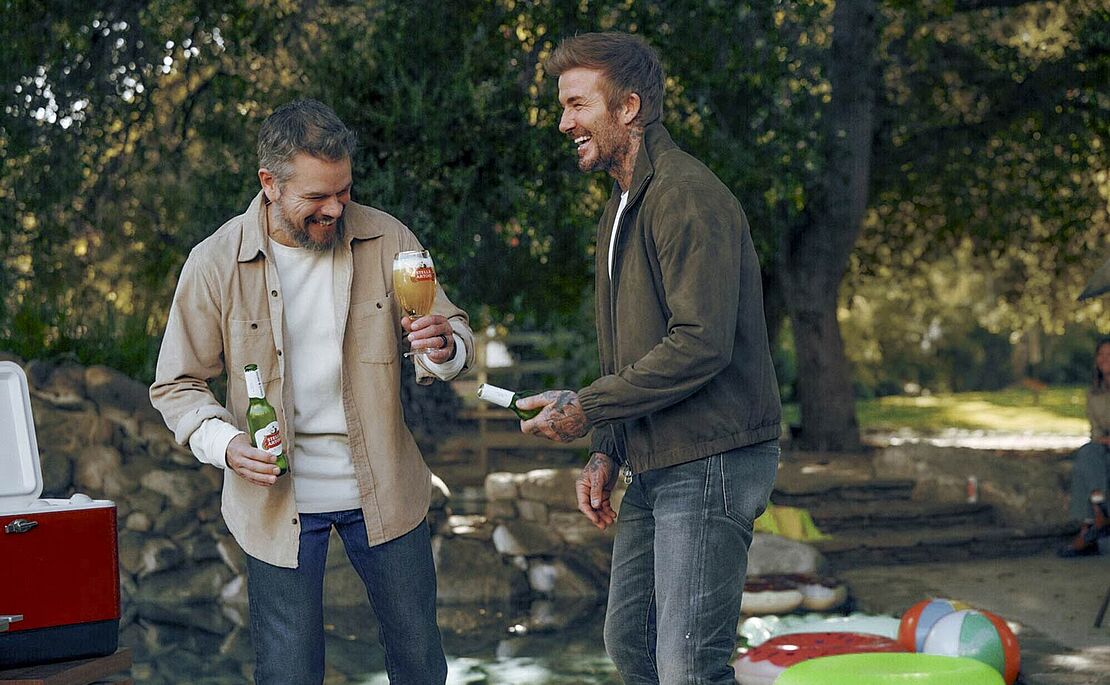 Matt Damon und David Beckham lachend während dem Werbespotdreh