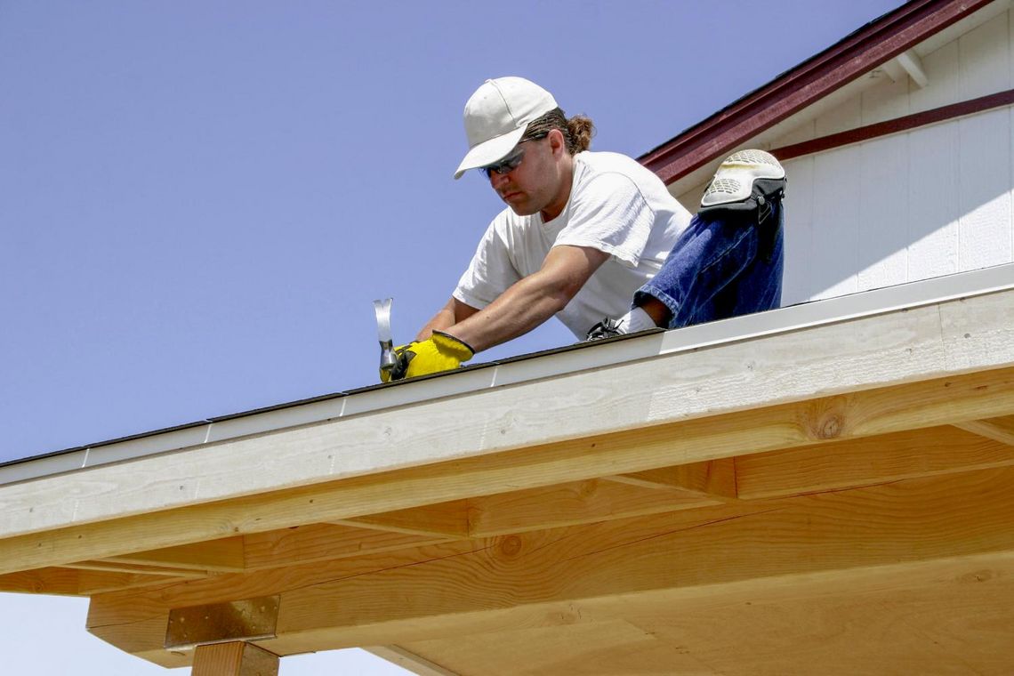 Handwerker am Dach