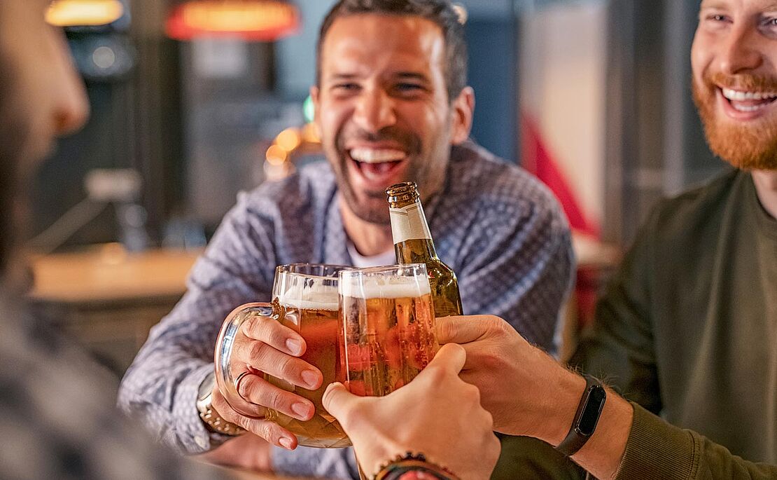 Mann biertrinkend im Wirtshaus