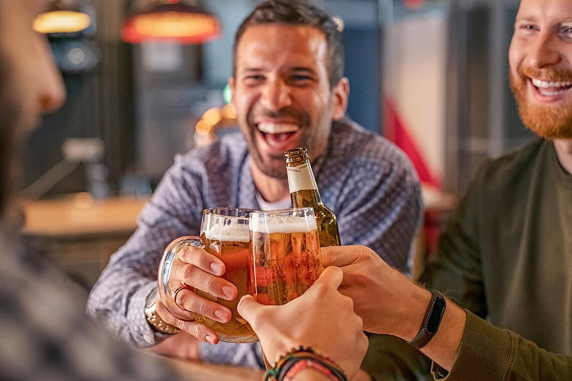 Mann biertrinkend im Wirtshaus