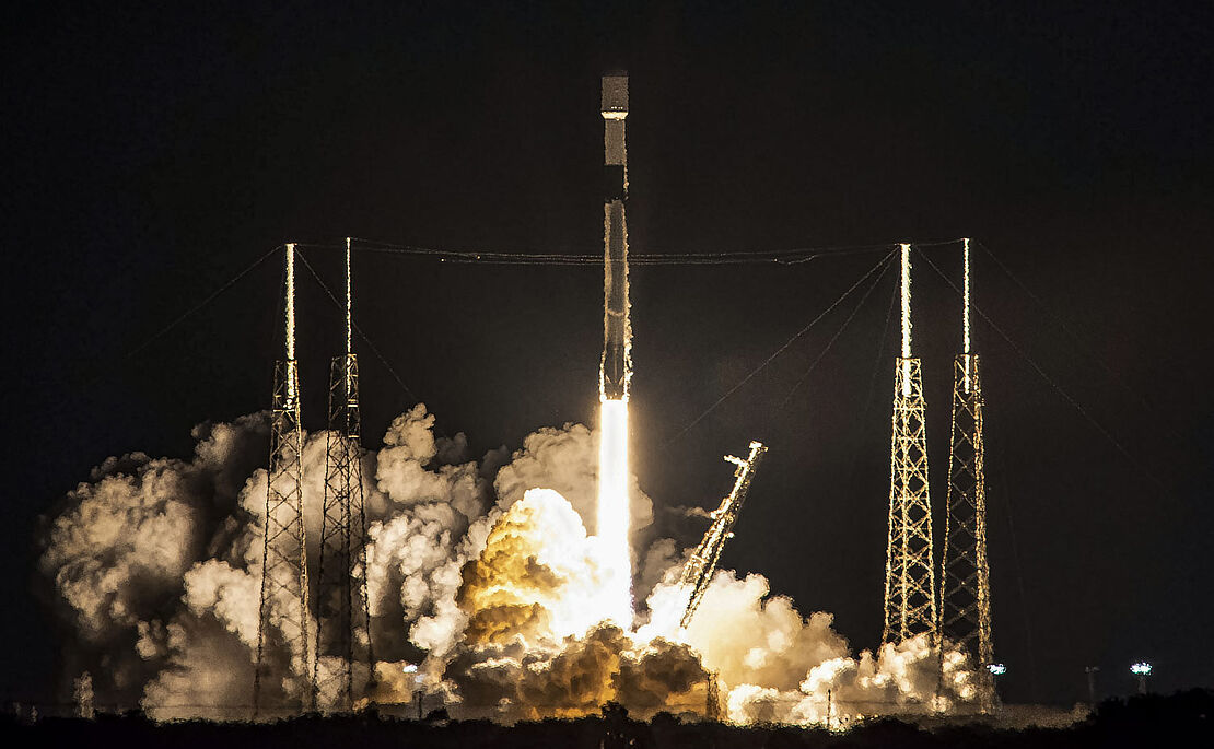 Weltraumrakete beim Abflug in der Nacht