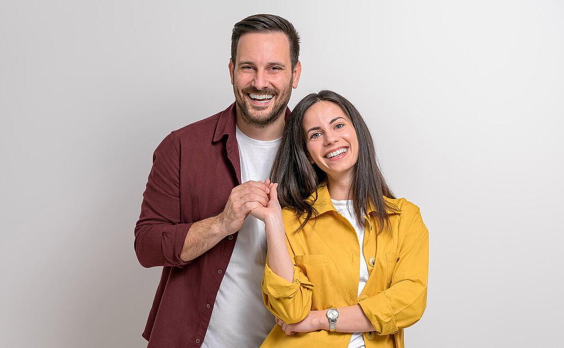 Paar mit Schlüssel in der Hand