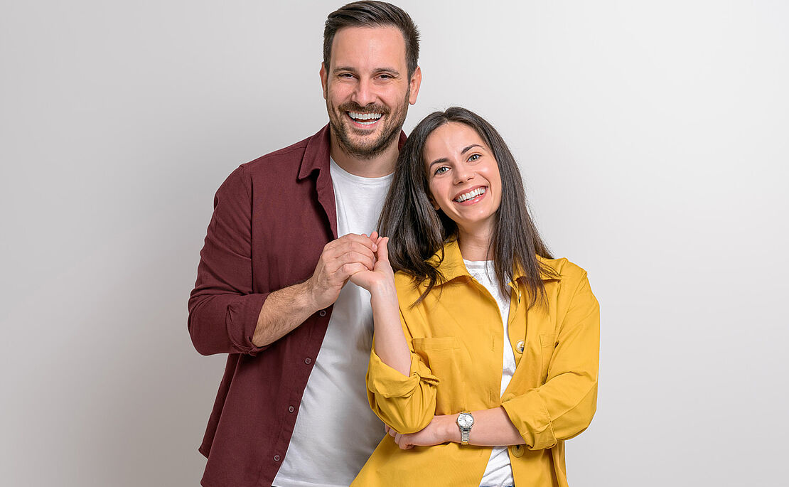 Paar mit Schlüssel in der Hand