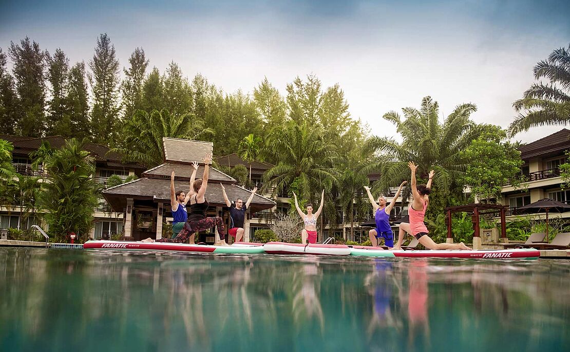 Gruppe von Menschen, die Sport im Robinson Khao Lak in Thailand betreiben
