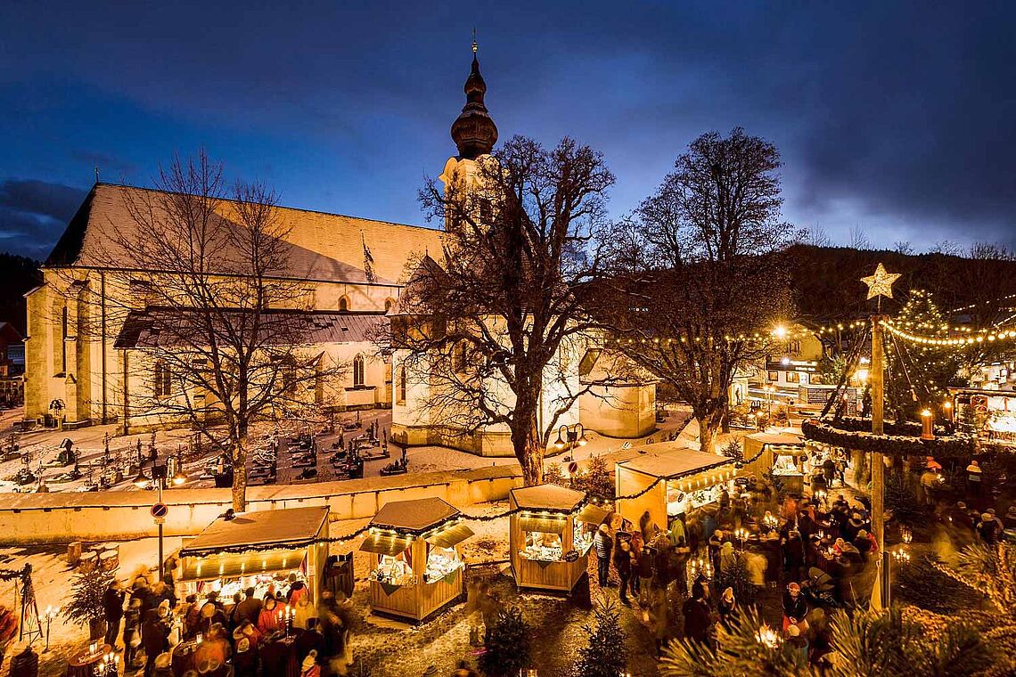 Beleuchteter Adventmarkt in Altenmarkt am Abend