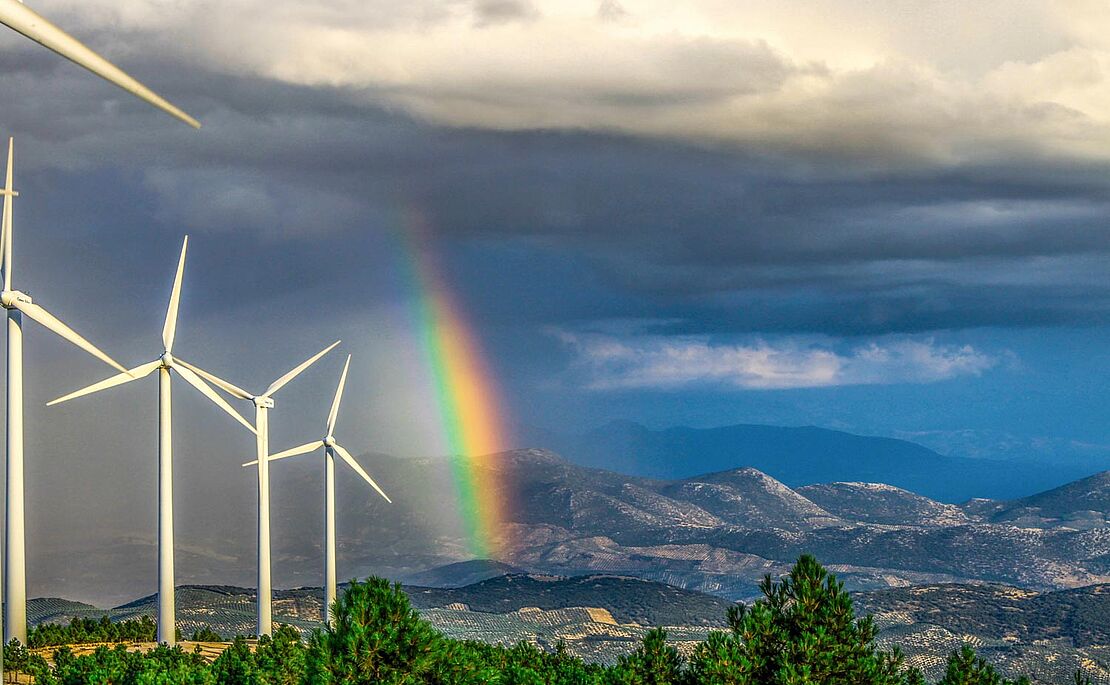 Windräder vor schöner Berglandschaft