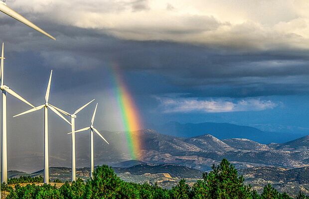 Windräder vor schöner Berglandschaft
