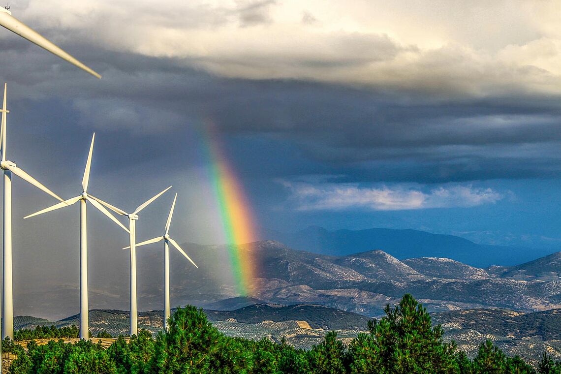 Windräder vor einer schönen Berglandschaft