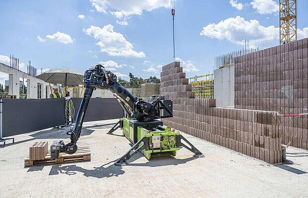 Der Roboter Walter auf einer Baustelle.