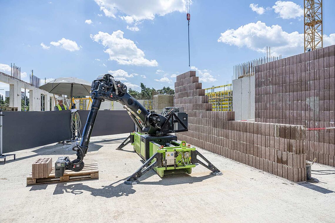 Der Roboter Walter auf einer Baustelle.