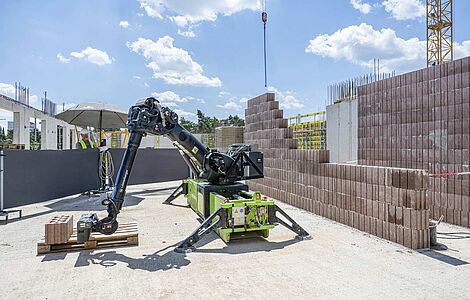 Der Roboter Walter auf einer Baustelle.
