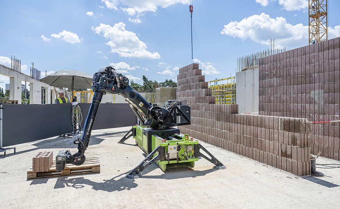 Der Roboter Walter auf einer Baustelle.