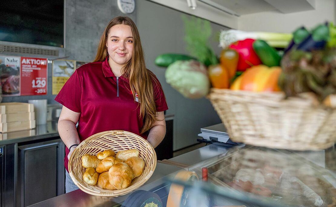 Gabriela Dimitrova mit einem Korb Gebäck in der Hand