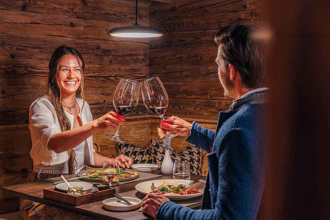 Frau und Mann beim Dinner im Hotel Arpuria in St. Anton am Arlberg
