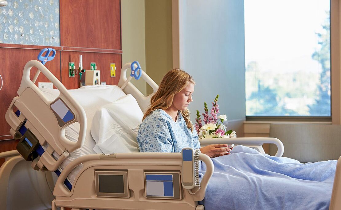 Frau im Krankenhausbett