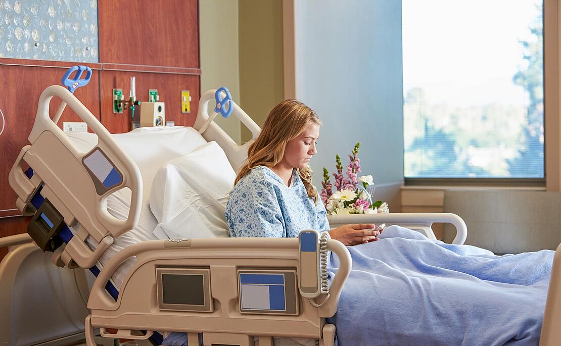 Frau im Krankenhausbett