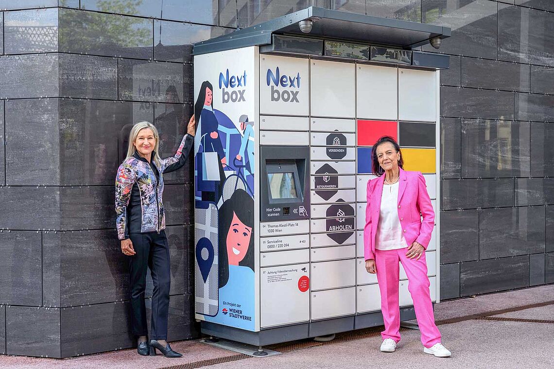 Monika ­Unterholzner und Margarete Gumprecht vor der Nextbox