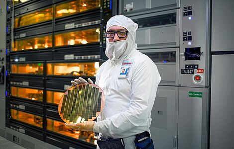 Mann in einem Technologieunternehmen
