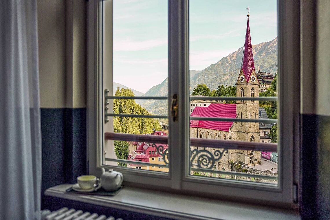 Zimmer mit Panoramablick auf die Kirche A-ROSA Straubinger Grand Hotel Bad Gastein