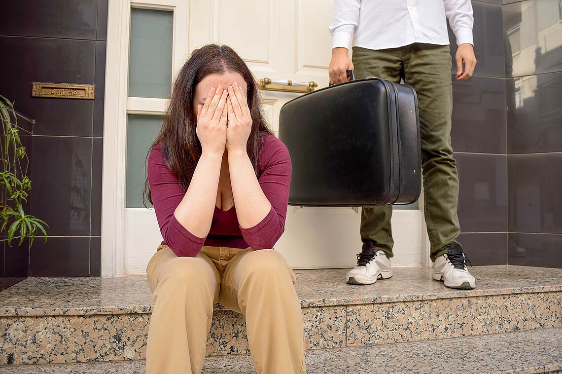 Frau beim Ausziehen aus der Wohnung