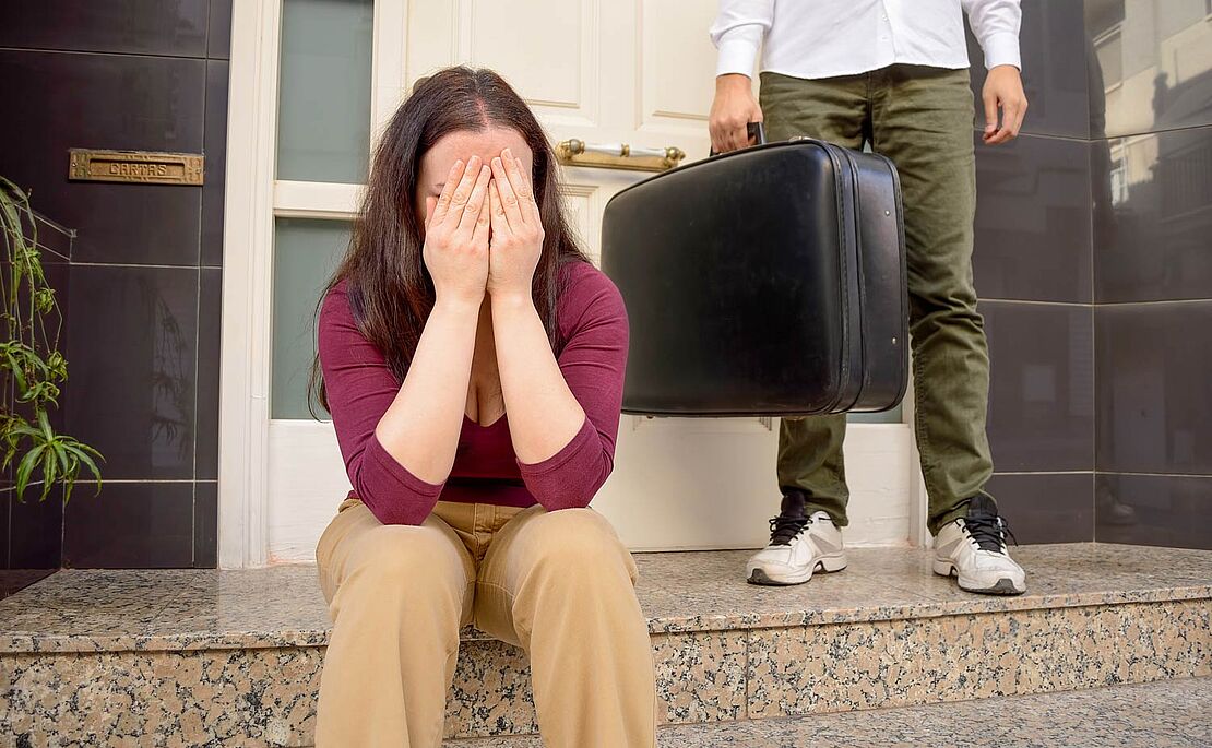 Frau beim Ausziehen aus der Wohnung