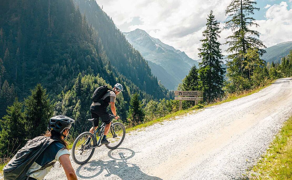 Mann und Frau auf dem Rad im Nationalpark Hohe Tauern