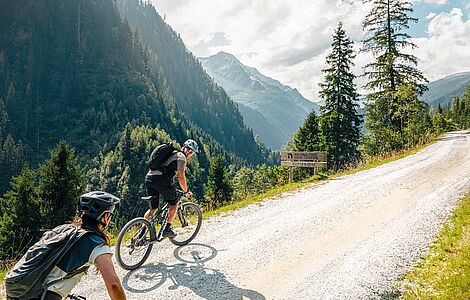 Mann und Frau auf dem Rad im Nationalpark Hohe Tauern