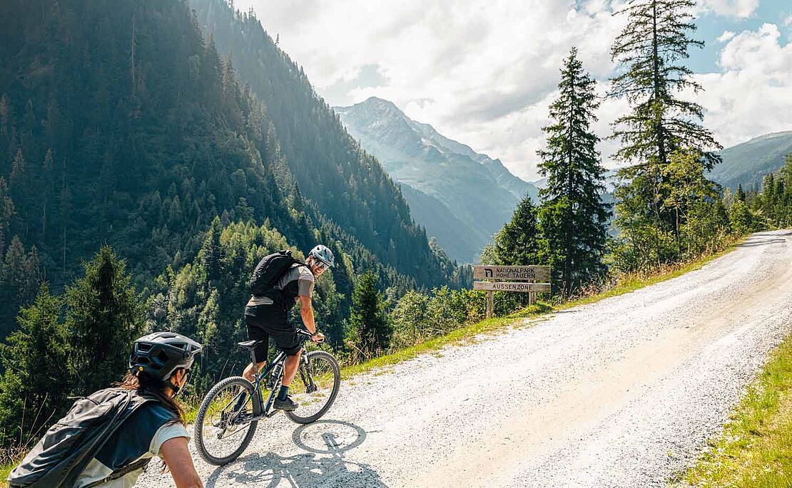 Mann und Frau auf dem Rad im Nationalpark Hohe Tauern