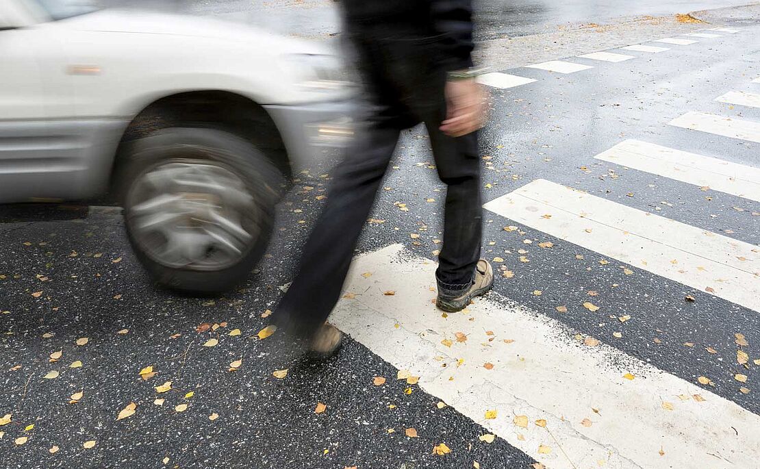 Mann am Zebrastreifen