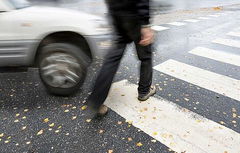 Mann am Zebrastreifen