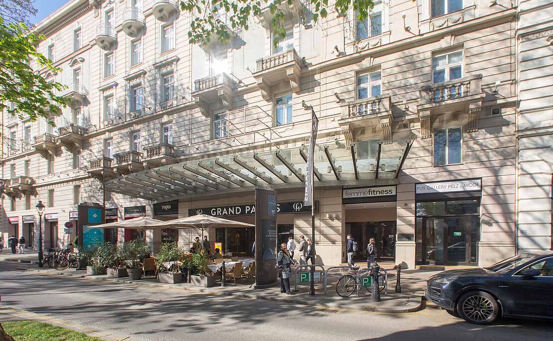 Teil des Grand Palais mit Eingang