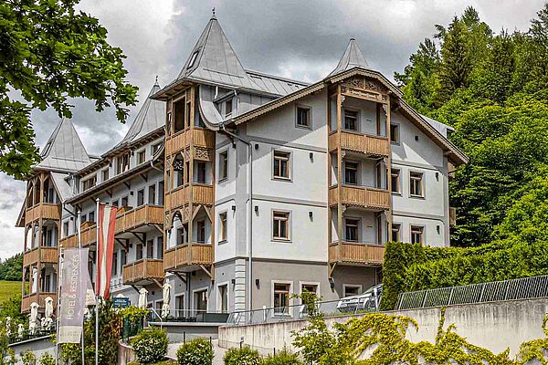 Außenansicht Seehotel Bellevue in Zell am See