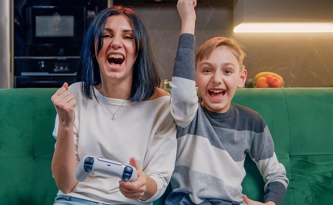 Kinder beim Videospiel