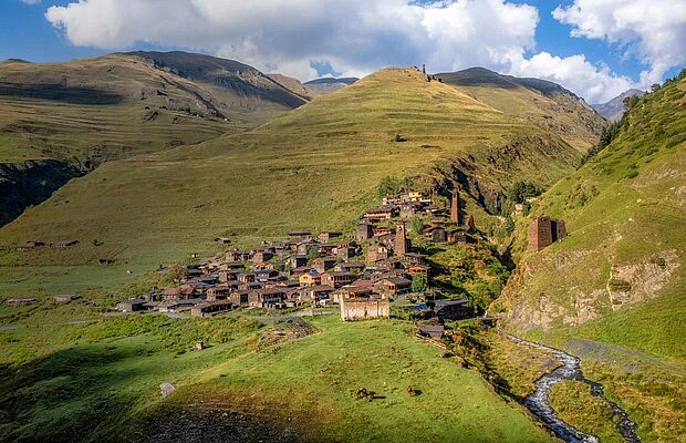 Abgelegenes Bergdorf Dartlo im Großen Kaukasus in Georgien